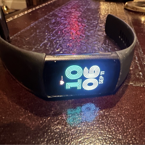 Fitbit Charge 6 - used - Picture 1 of 11